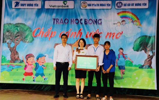 Vietcombank Hưng Yên tặng học bổng cho em Vũ Tiến Phước