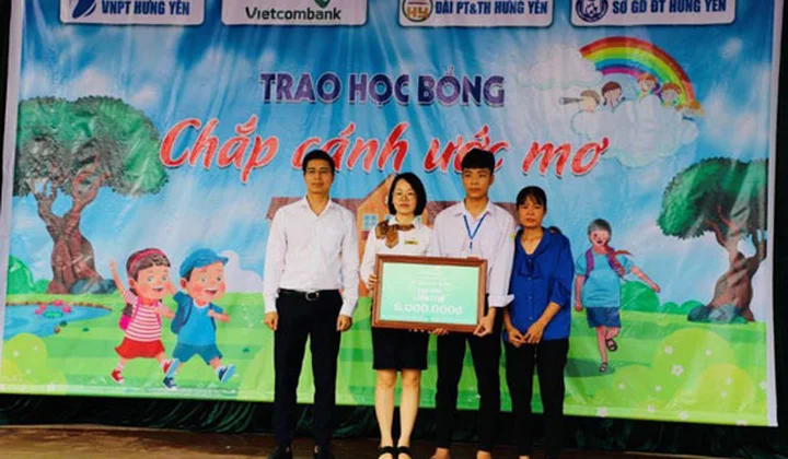 Vietcombank Hưng Yên tặng học bổng cho em Vũ Tiến Phước