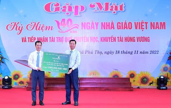 Vietcombank trao tặng 1 tỷ đồng cho Quỹ Khuyến học, khuyến tài Hùng Vương