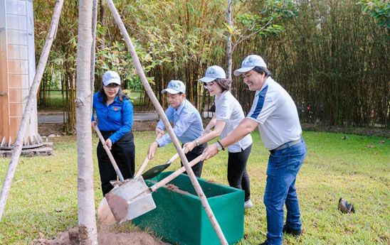 Các đơn vị Vietcombank trên địa bàn thành phố Hồ Chí Minh trồng cây xanh tại huyện Hóc Môn