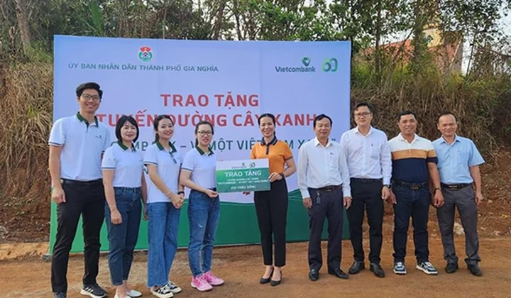 Vietcombank Đắk Nông tặng tuyến đường cây xanh cho thành phố Gia Nghĩa