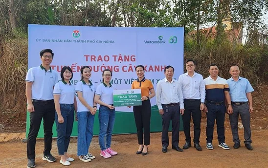 Vietcombank Đắk Nông tặng tuyến đường cây xanh cho thành phố Gia Nghĩa