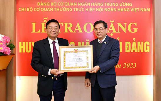 Trao tặng Huy hiệu 30 năm tuổi Đảng cho Tổng Thư ký Nguyễn Quốc Hùng