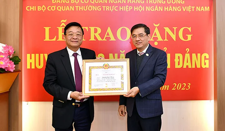 Trao tặng Huy hiệu 30 năm tuổi Đảng cho Bí thư Chi bộ, Tổng Thư ký Nguyễn Quốc Hùng