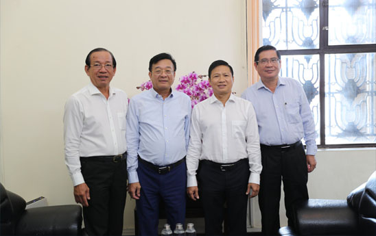 Tổng Thư ký Nguyễn Quốc Hùng chúc mừng tân Giám đốc Ngân hàng Nhà nước, chi nhánh TP. Hồ Chí Minh