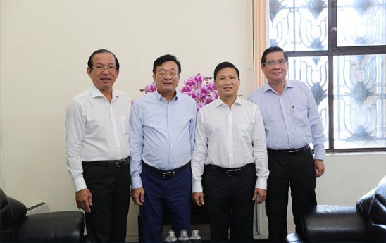 Tổng Thư ký Nguyễn Quốc Hùng chúc mừng tân Giám đốc Ngân hàng Nhà nước, chi nhánh TP. Hồ Chí Minh