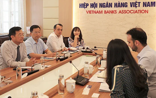 Tổng Thư ký VNBA Nguyễn Quốc Hùng tiếp, làm việc với Tham tán Thương mại Israel về cơ hội hợp tác trong lĩnh vực tài chính ngân hàng