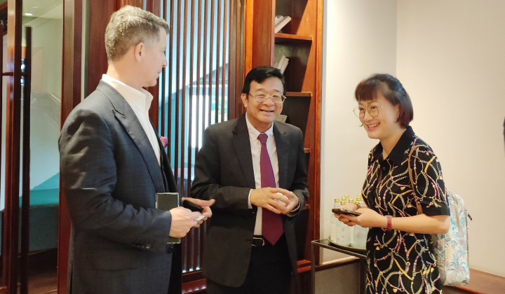 Tổng Thư ký Nguyễn Quốc Hùng tiếp, làm việc với Amazon Web Services