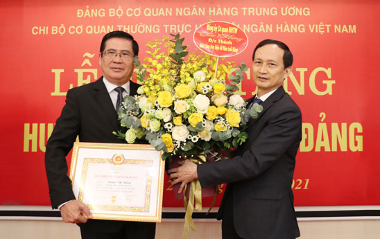 Trao tặng Huy hiệu 40 năm tuổi Đảng cho đảng viên Nguyễn Chí Thành