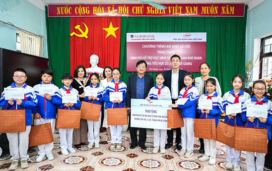 Hiệp hội Ngân hàng Việt Nam dâng hương tại Nghĩa trang Liệt sỹ Quốc gia Vị Xuyên và tặng quà học sinh nghèo vượt khó Hà Giang