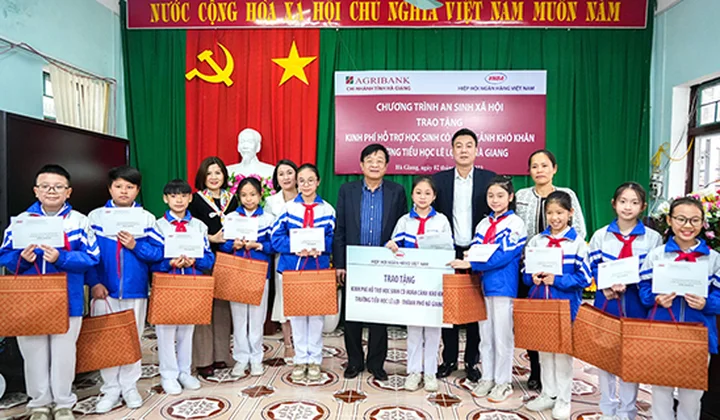 Hiệp hội Ngân hàng Việt Nam dâng hương tại Nghĩa trang Liệt sỹ Quốc gia Vị Xuyên và tặng quà học sinh nghèo vượt khó Hà Giang