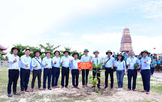 Cán bộ VietinBank thăm quân, dân huyện đảo Trường Sa và Nhà giàn DK-1