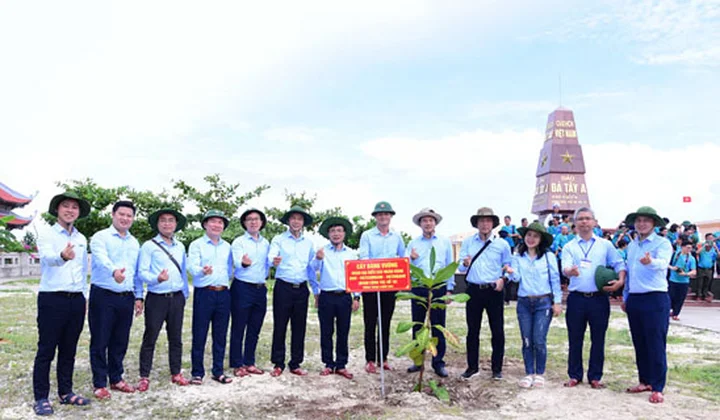 Cán bộ VietinBank thăm quân, dân huyện đảo Trường Sa và Nhà giàn DK-1