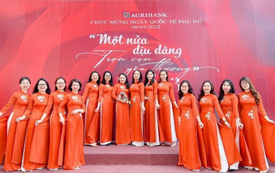 Nữ đoàn viên, người lao động Agribank hưởng ứng tham gia "Tuần lễ Áo dài" năm 2023