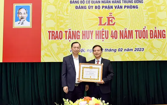 Trao tặng Huy hiệu 40 năm tuổi Đảng cho đảng viên Vũ Văn Quảng