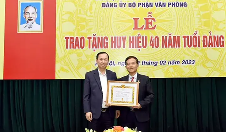 Trao tặng Huy hiệu 40 năm tuổi Đảng cho đảng viên Vũ Văn Quảng