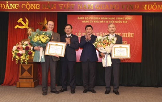 Trao tặng Huy hiệu 40 năm tuổi Đảng cho 02 đảng viên thuộc Đảng bộ Nhà máy In tiền Quốc gia