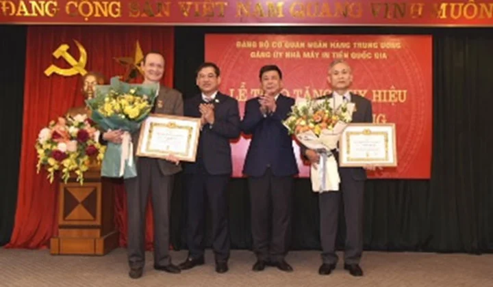 Trao tặng Huy hiệu 40 năm tuổi Đảng cho 02 đảng viên thuộc Đảng bộ Nhà máy In tiền Quốc gia