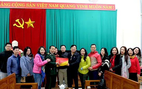Hiệp hội Ngân hàng Việt Nam tặng cờ Tổ quốc cho Đồn biên phòng Lũng Cú