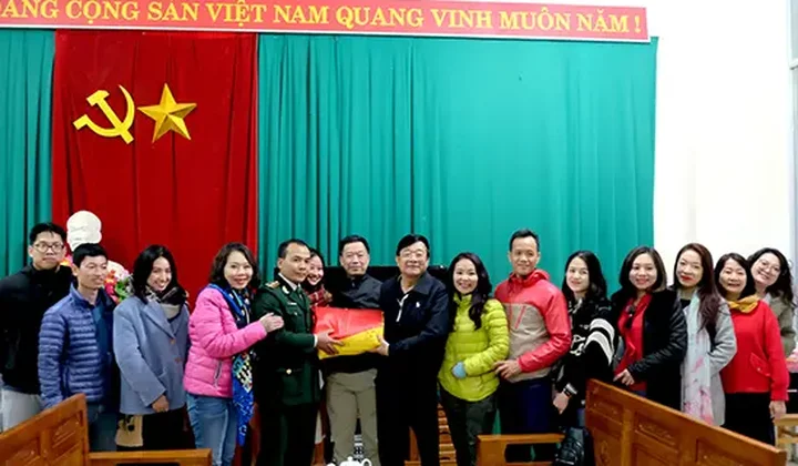 Hiệp hội Ngân hàng Việt Nam tặng cờ Tổ quốc cho Đồn biên phòng Lũng Cú