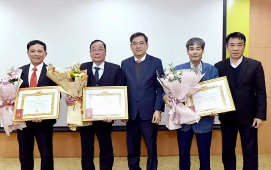 Trao Huy hiệu 30 năm tuổi Đảng cho cho 03 đảng viên Hoàng Quốc Mạnh, Nguyễn Công Dương và Lê Quang Huy