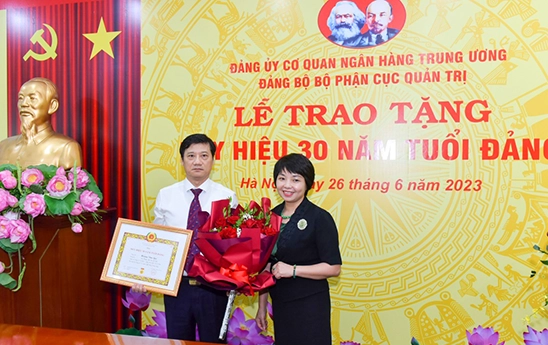 Ngân hàng Nhà nước Việt Nam trao tặng Huy hiệu 30 năm tuổi Đảng cho đảng viên