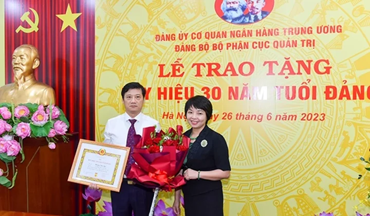 Ngân hàng Nhà nước Việt Nam trao tặng Huy hiệu 30 năm tuổi Đảng cho đảng viên