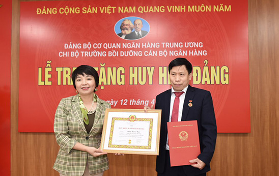 Trao tặng Huy hiệu 30 năm tuổi Đảng cho đảng viên Đặng Xuân Huệ