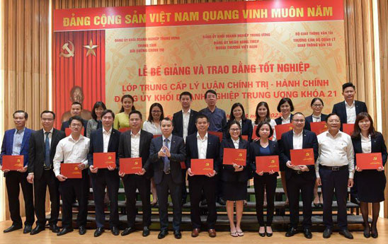 Vietcombank tổ chức Lễ bế giảng và trao bằng tốt nghiệp lớp Trung cấp lý luận chính trị - hành chính