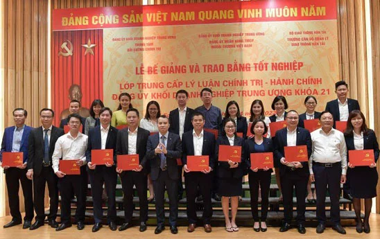 Vietcombank tổ chức Lễ bế giảng và trao bằng tốt nghiệp lớp Trung cấp lý luận chính trị - hành chính