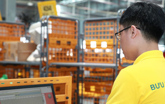 Bưu điện huyện Tây Sơn hỗ trợ nông dân chuyển đổi số