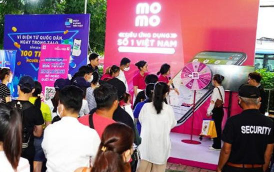 Gian hàng MoMo hút mạnh khách tham quan, lựa chọn mua sắm và thanh toán không tiền mặt
