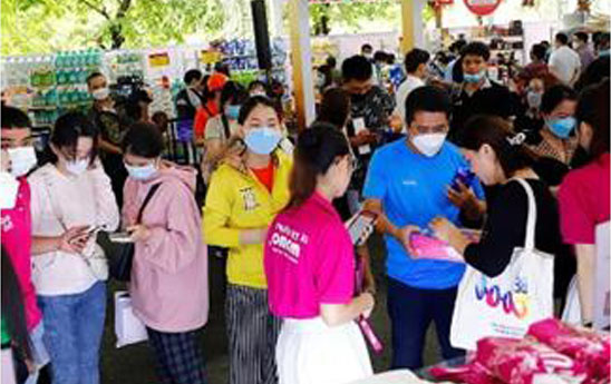 Gian hàng MoMo nhộn nhịp khách đến trải nghiệm tại Chợ Phiên Không Tiền Mặt 2022