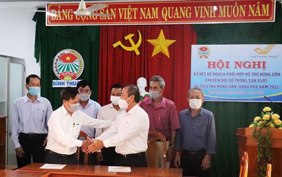 Hội Nông dân Bình Thuận và Bưu điện ký kết thỏa thuận hợp tác hỗ trợ nông dân chuyển đổi số