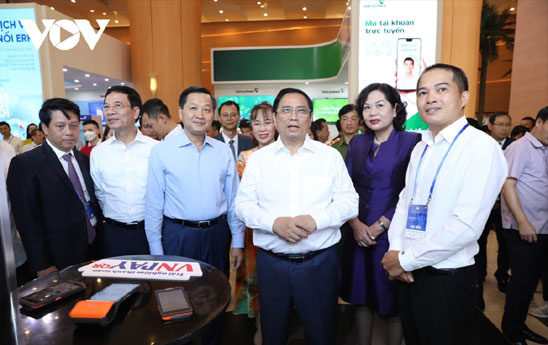 Thủ tướng Phạm Minh Chính tham quan và trải nghiệm thanh toán điện tử của VNPAY