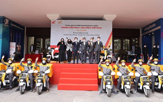 VNPost sử dụng xe điện để giao hàng