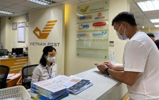 Vietnam Post tiếp nhận và chuyển phát hồ sơ tài liệu của khách đến Amway