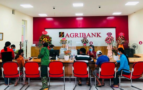 Agribank Quảng Trị cùng người dân tiếp cận và phát triển dịch vụ ngân hàng điện tử