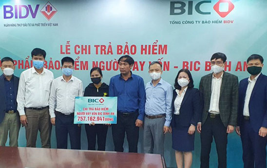 BIC trao hơn 750 triệu đồng quyền lợi bảo hiểm cho khách hàng vay vốn tại Nghệ An