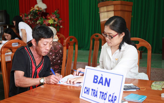 Nhiều lợi ích trong chi trả các chế độ chính sách qua Bưu điện