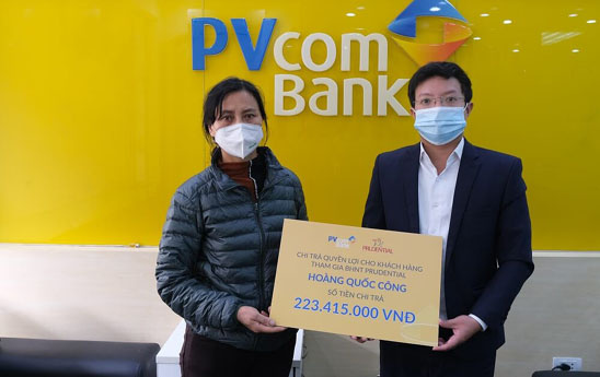 PVcomBank phối hợp chi trả hơn 220 triệu đồng tiền quyền lợi bảo hiểm cho khách hàng