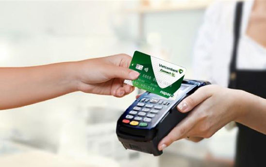 Vietcombank tiếp tục hỗ trợ chuyển đổi miễn phí thẻ công nghệ từ sang thẻ công nghệ chip