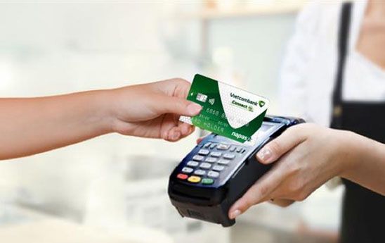 Vietcombank tiếp tục hỗ trợ chuyển đổi miễn phí thẻ công nghệ từ sang thẻ công nghệ chip