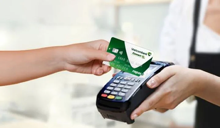 Vietcombank tiếp tục hỗ trợ chuyển đổi miễn phí thẻ công nghệ từ sang thẻ công nghệ chip