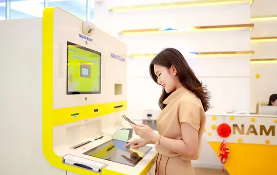 Khách hàng tận hưởng Tết với giao dịch ngân hàng 365+