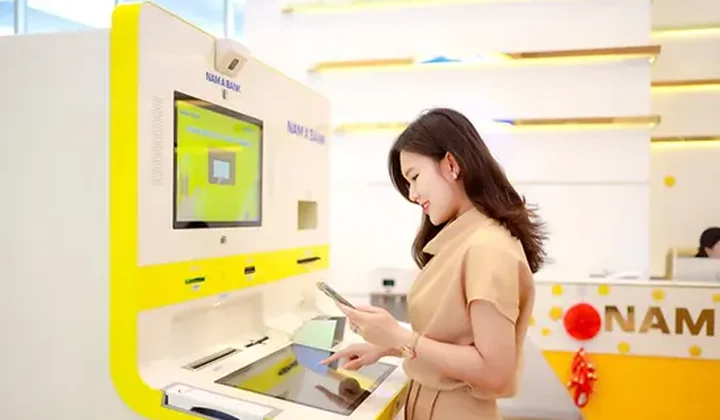 Khách hàng tận hưởng Tết với giao dịch ngân hàng 365+