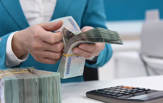 Lãi suất tiết kiệm giảm nhanh