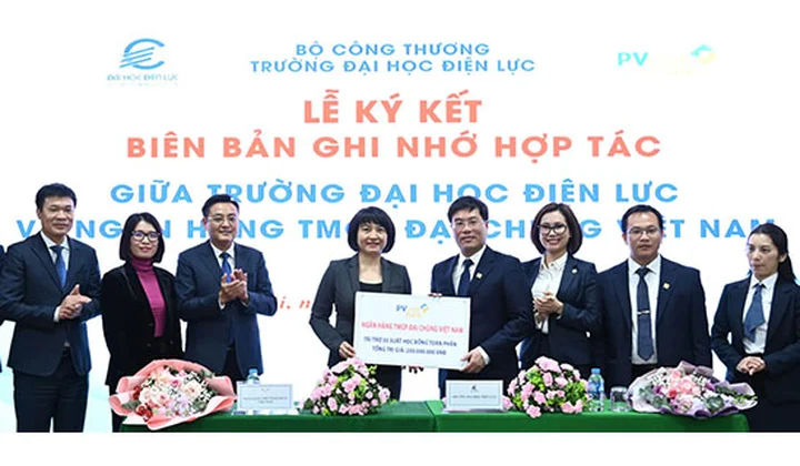 PVcomBank ký kết hợp tác và trao học bổng toàn phần tới sinh viên Trường Đại học Điện lực