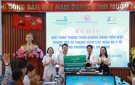 Vietcombank Quảng Ninh triển khai thanh toán viện phí bằng QR code động tại bệnh viện đa khoa tỉnh