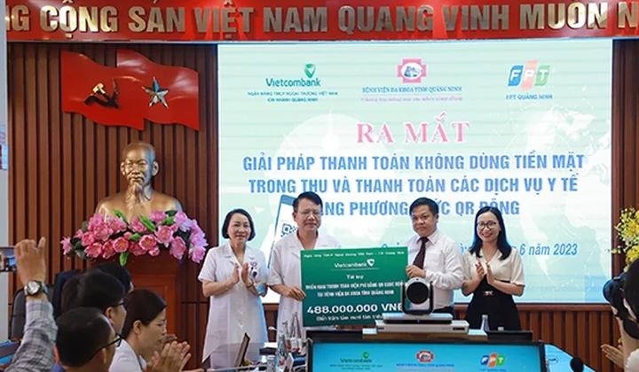 Vietcombank Quảng Ninh triển khai thanh toán viện phí bằng QR code động tại bệnh viện đa khoa tỉnh